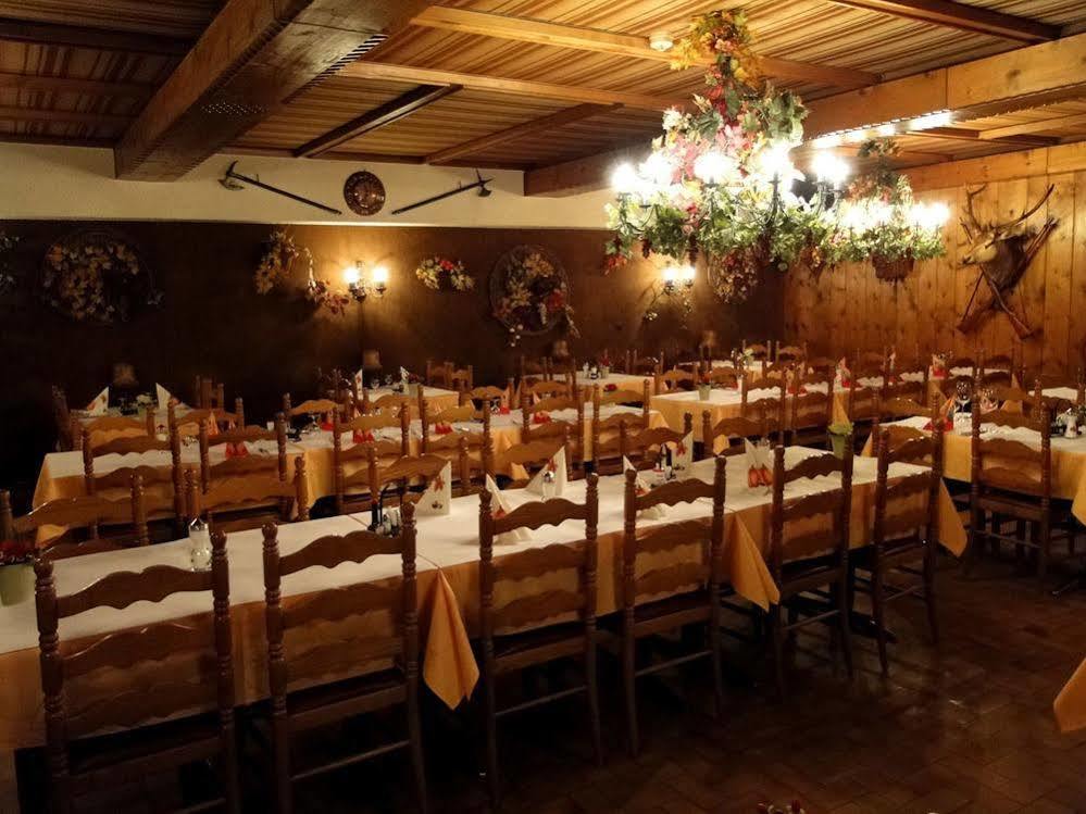 Hotel Restaurant Du Cret บูร์ก-แซ็งต์-ปิแอร์ ภายนอก รูปภาพ